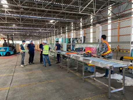 ทีมวิศวกรตรวจหน้างานไลน์ลำเลียงในโรงงาน